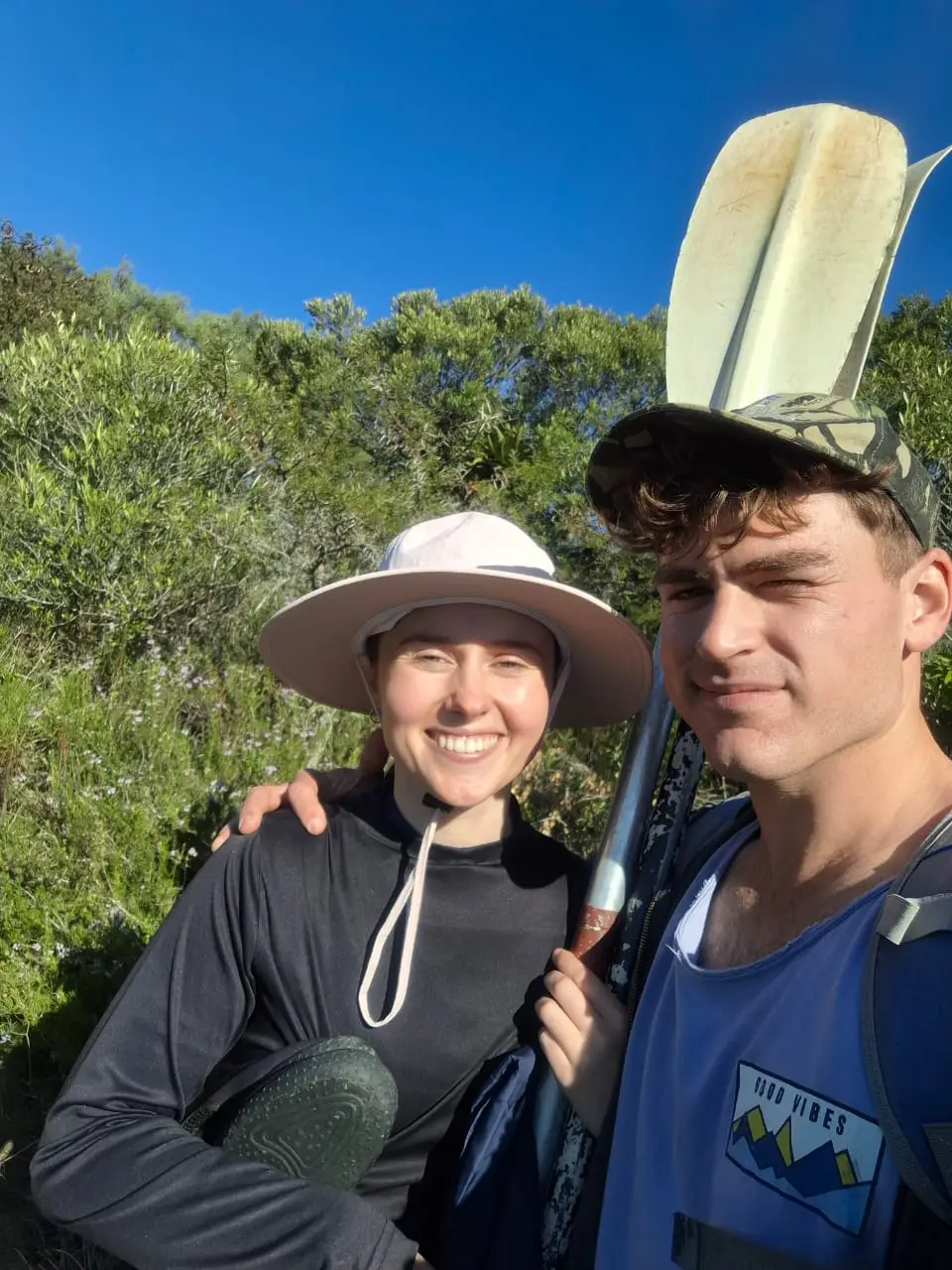 Ockert en Emja met roeispane en sonhoede tussen die fynbos.